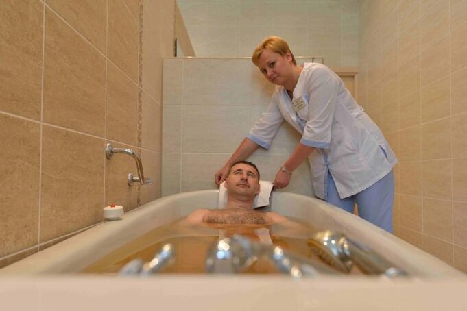 Man takes a needle bath to treat prostatitis